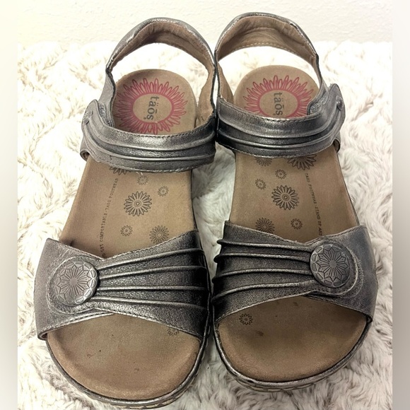 Taos Escape Walking Leather Sandal
Pewter Color
Women’s Size 7 - Picture 2 of 8